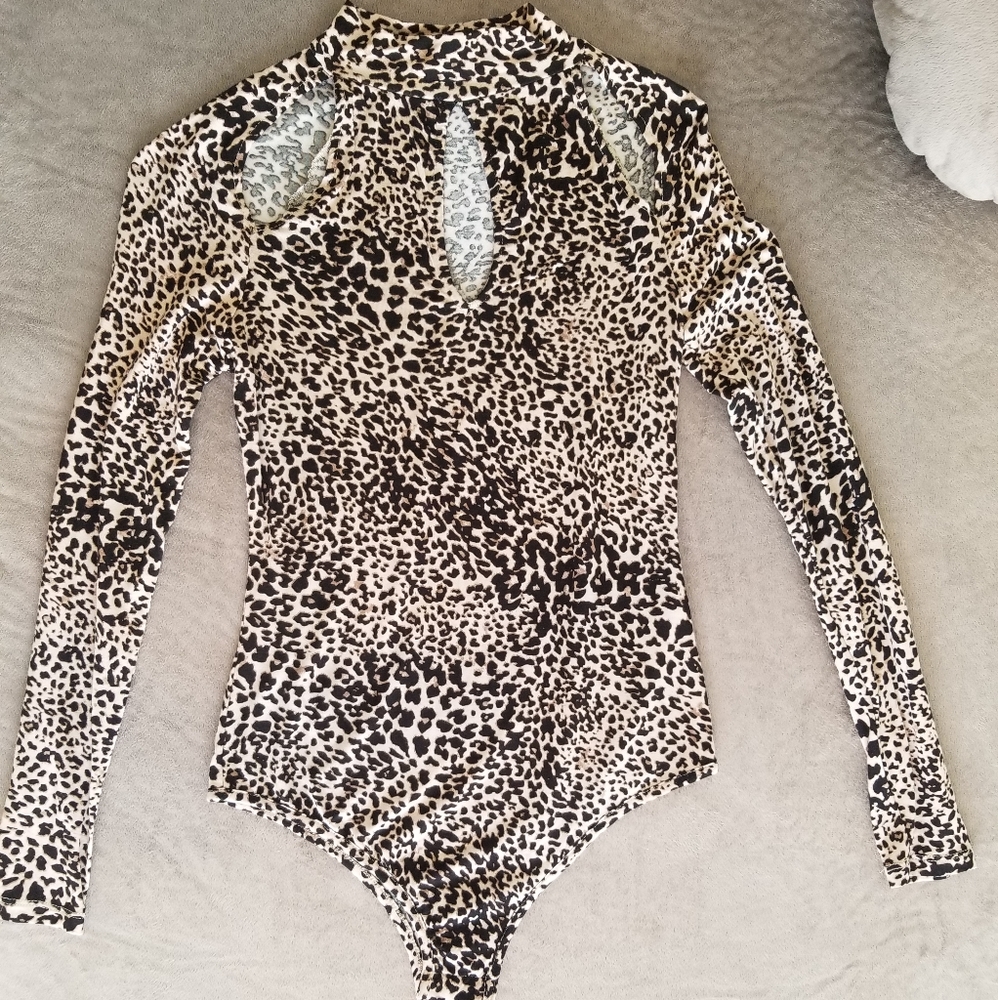 NWOT Guess xs long sleeve bodysuit